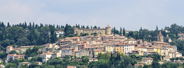Où trouver une location de vacances en Provence avec des ateliers de cuisine et des excursions en montgolfière?